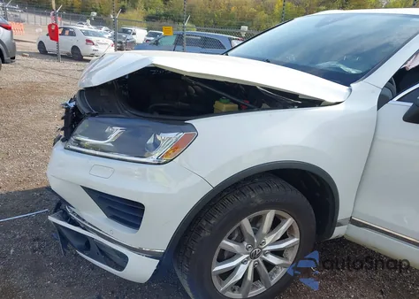 2017 Volkswagen Touareg V6 Sport z USA, uszkodzony, nr VIN WVGEF7BP1HD003335